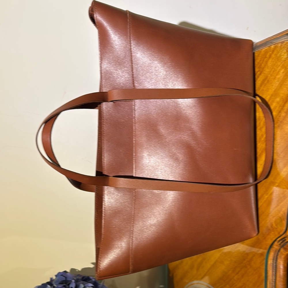 Elegant Brown Leather Tote Bag
Madewell essential tote